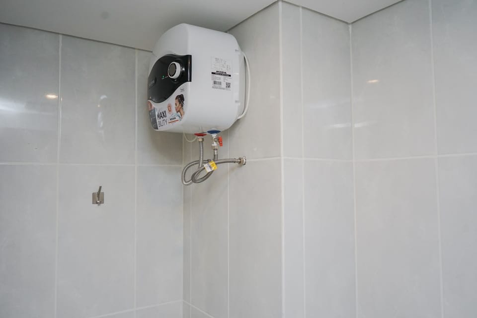 Studio | Bathroom | Shower, towels, soap, shampoo