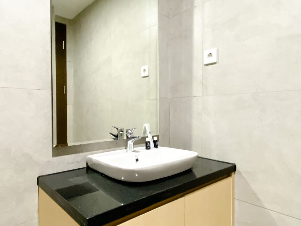 Apartment | Bathroom | Shower, towels, soap, shampoo