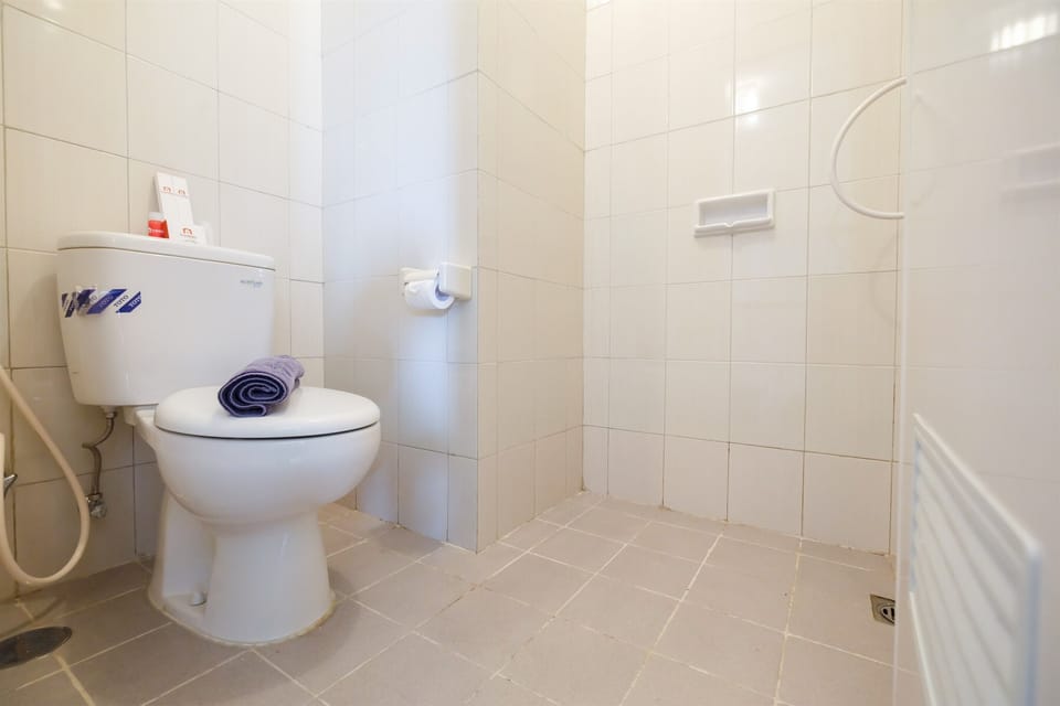 Studio | Bathroom | Shower, free toiletries, towels, soap