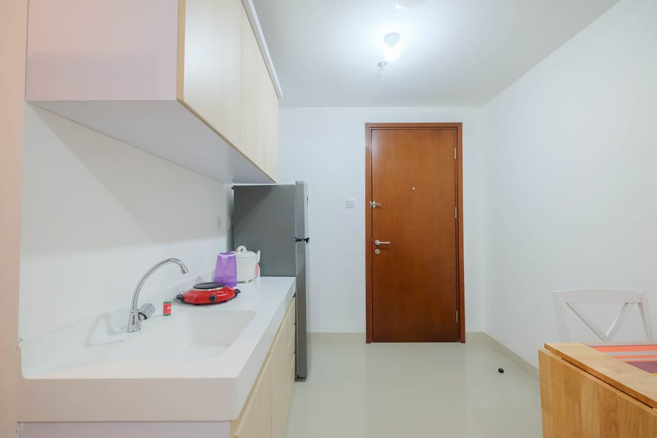 Apartment | Private kitchen | Fridge, stovetop, dining tables