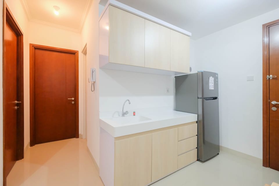 Apartment | Private kitchen | Fridge, stovetop, dining tables