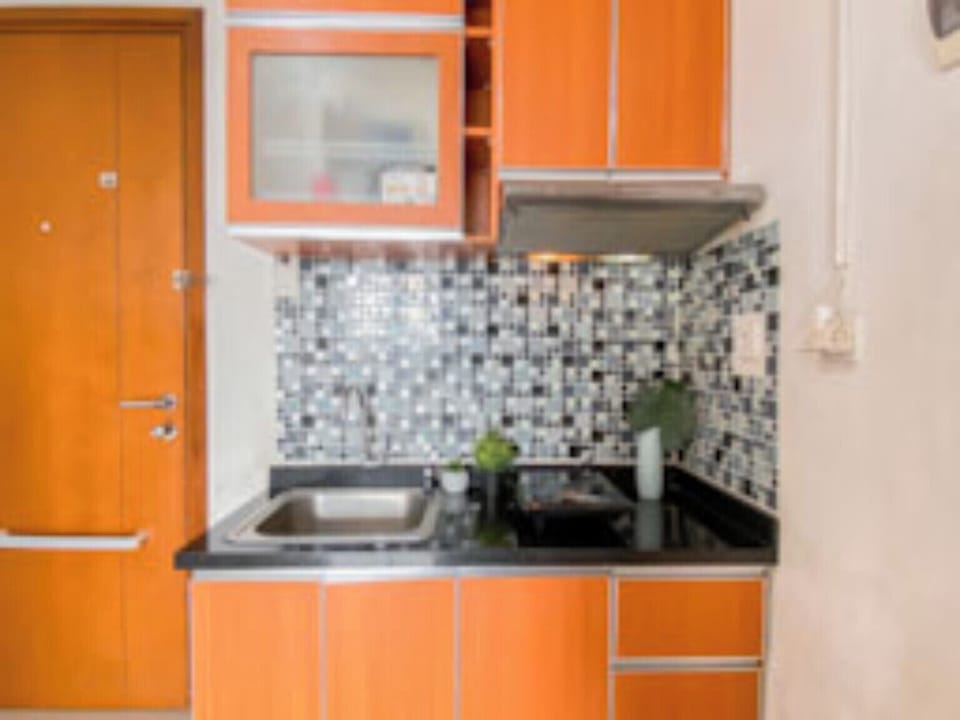 Apartment | Private kitchen | Fridge, stovetop, electric kettle, dining tables