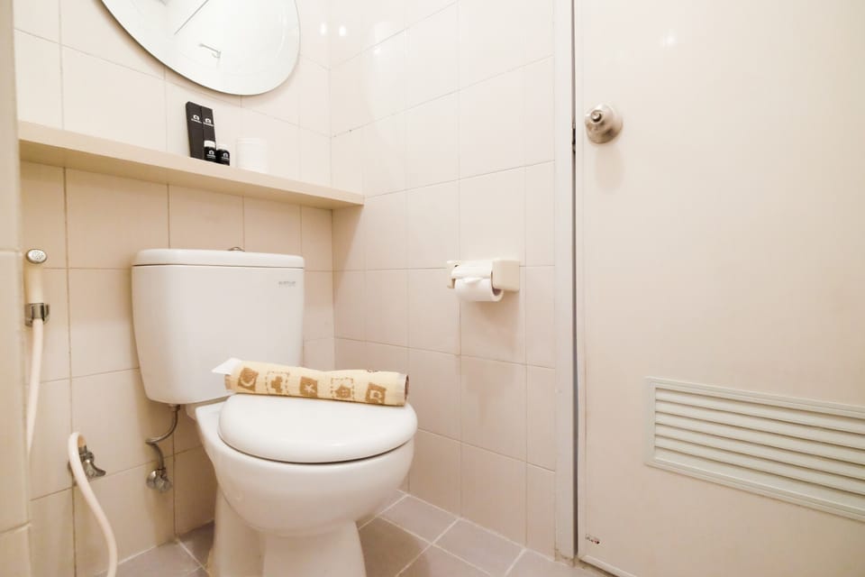 Studio | Bathroom | Shower, free toiletries, towels, soap