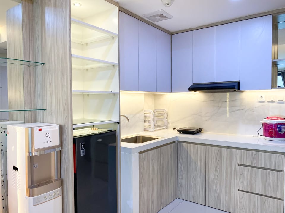 Apartment | Private kitchen | Fridge, stovetop, rice cooker, dining tables