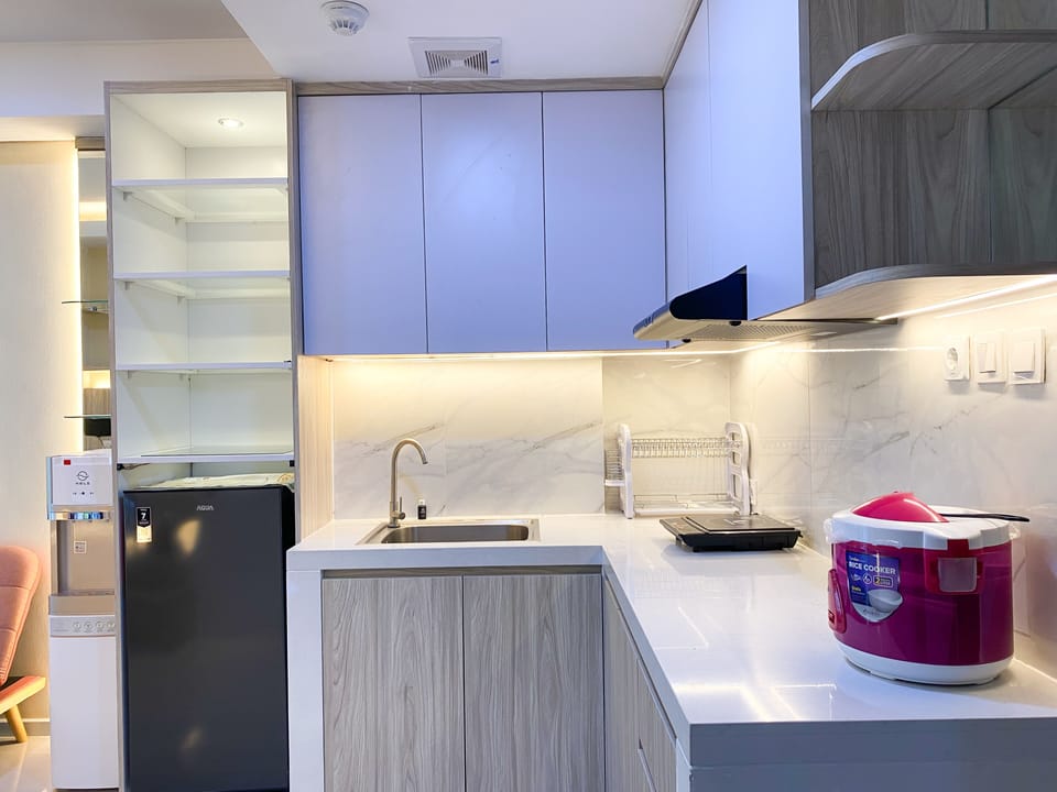 Apartment | Private kitchen | Fridge, stovetop, rice cooker, dining tables