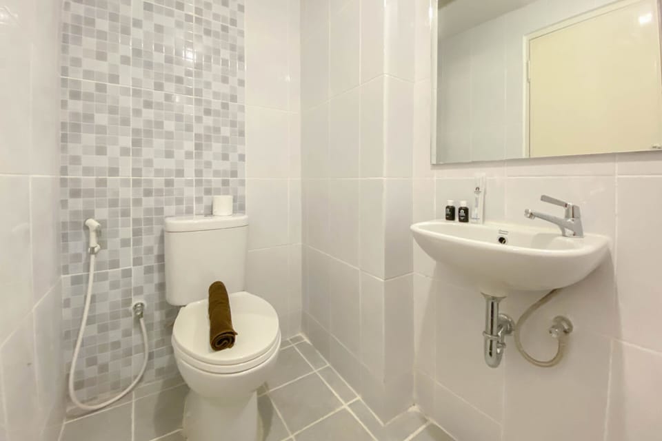 Studio | Bathroom | Shower, free toiletries, towels, soap