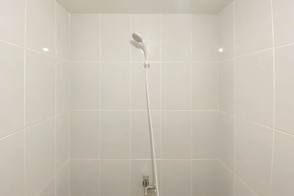 Studio | Bathroom | Shower, free toiletries, towels, soap