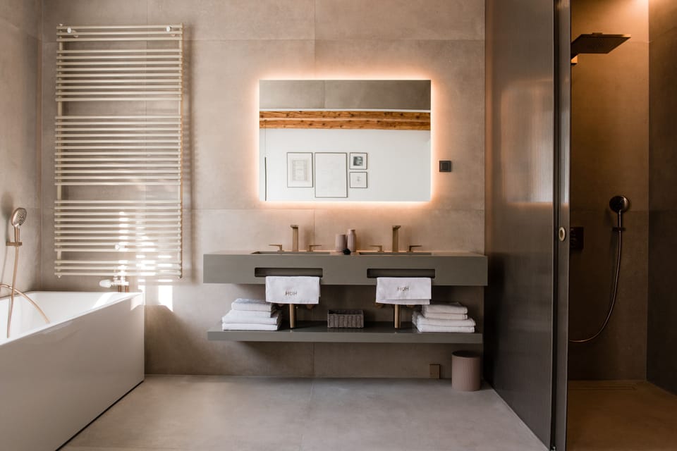Deluxe Double Room with Bathtub A.G. Matos (first floor) | Bathroom | Slippers