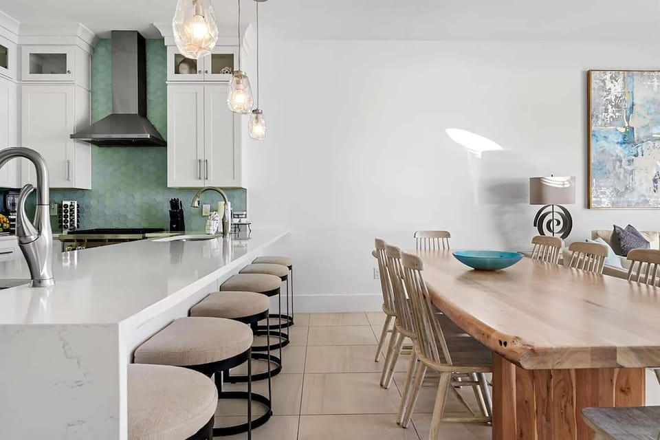 Eat-in bar seating