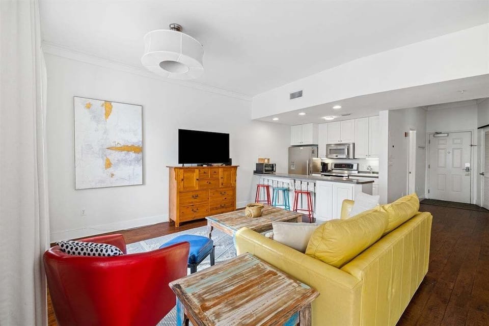 Bright colors and Florida vibes - kick back and relax