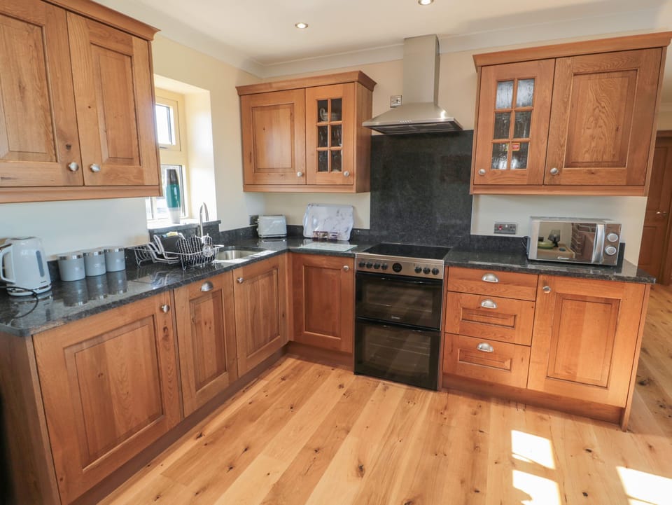 Cottage | Private kitchen | Fridge, dishwasher, electric kettle, toaster