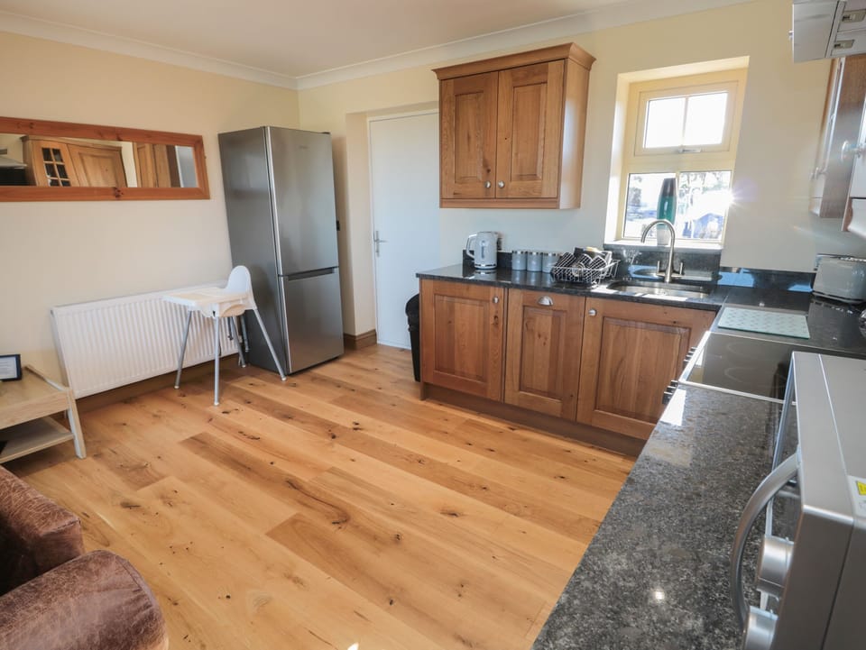 Cottage | Private kitchen | Fridge, dishwasher, electric kettle, toaster