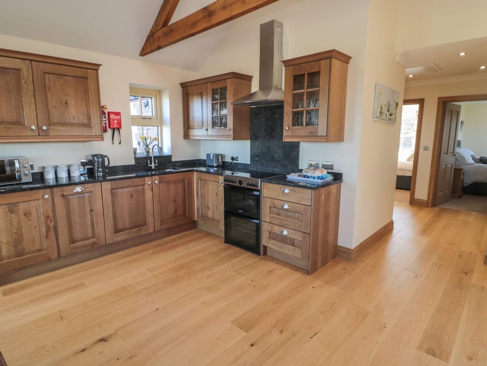 Cottage | Private kitchen | Dishwasher, electric kettle, toaster, cookware/dishes/utensils