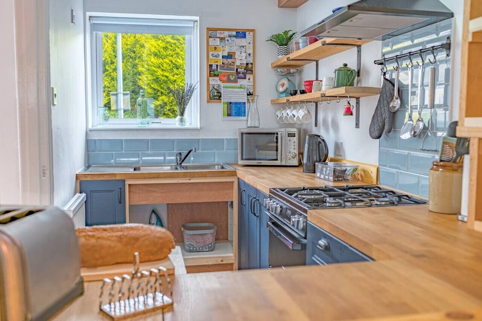 Fully equipped kitchen with oven, hob, fridge and microwave