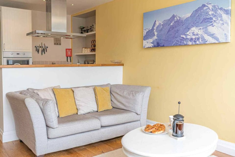 Open plan lounge and kitchen