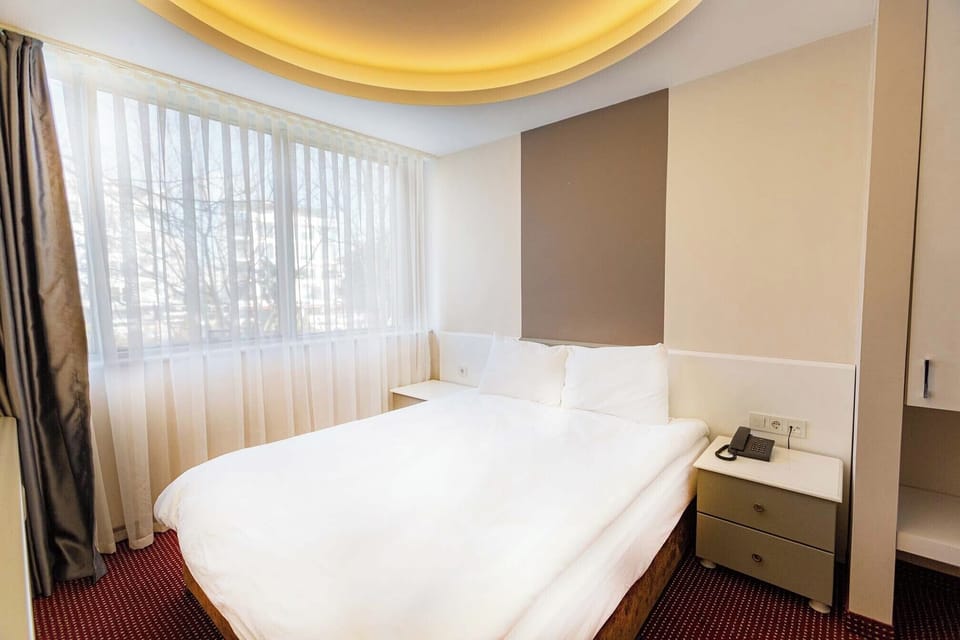 Deluxe Room | Desk, laptop workspace, soundproofing, free WiFi