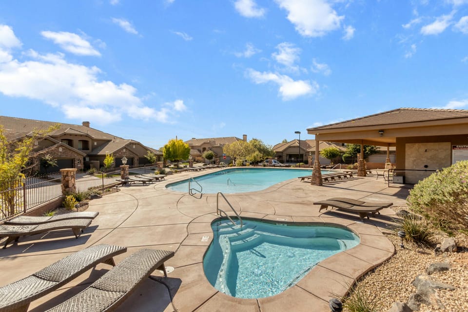 Lower hot tub/pool