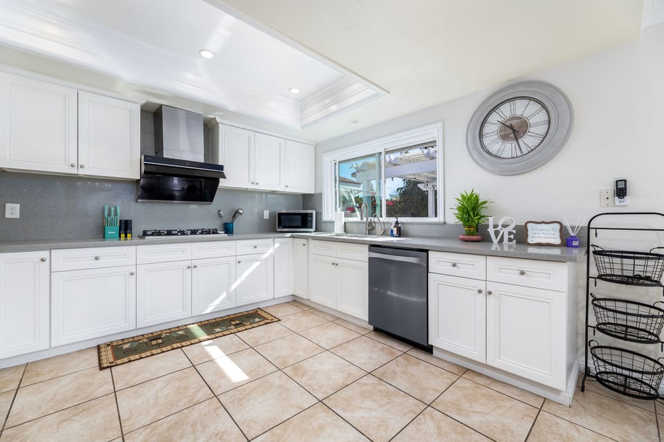 Full kitchen with complete appliances