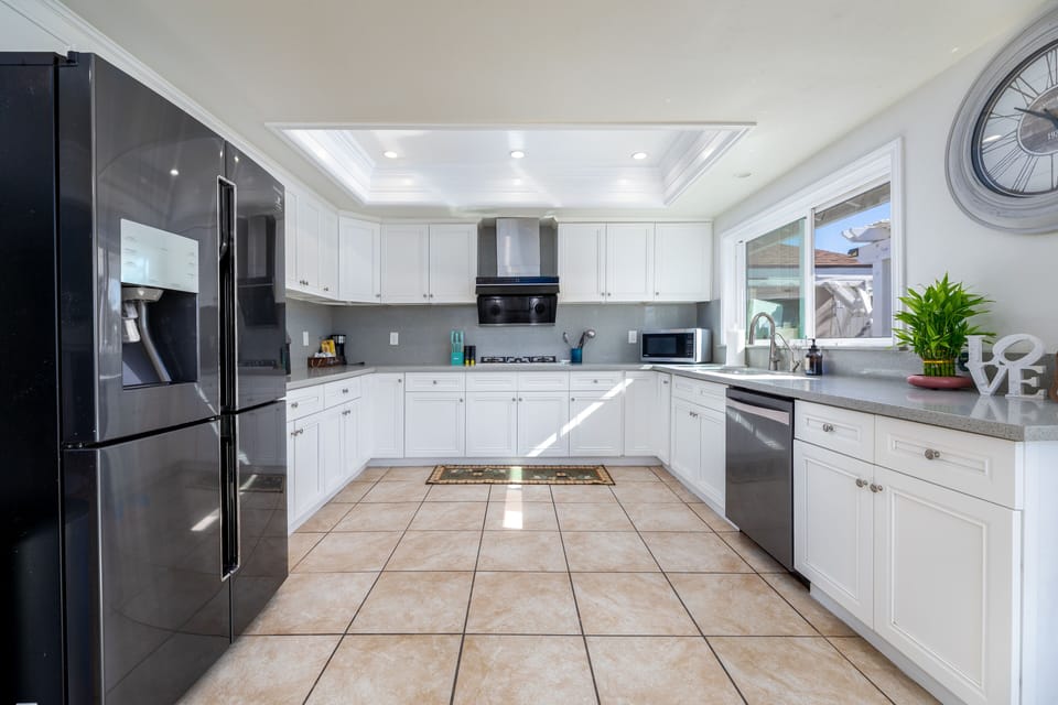 Spacious kitchen with full appliances

