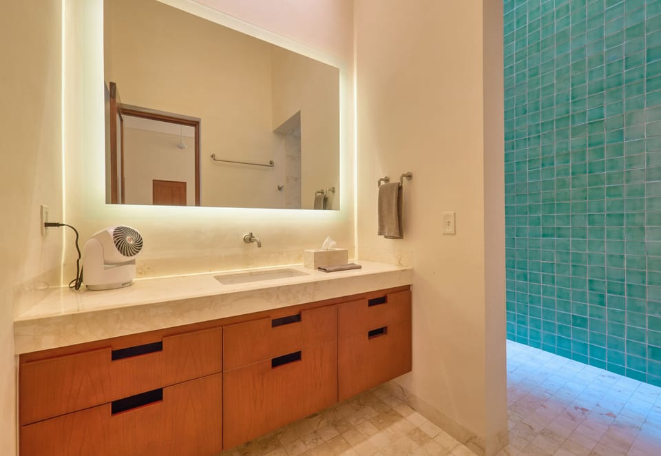 Deluxe Room (5), 1 King Bed | Bathroom | Shower, hair dryer, bidet, towels