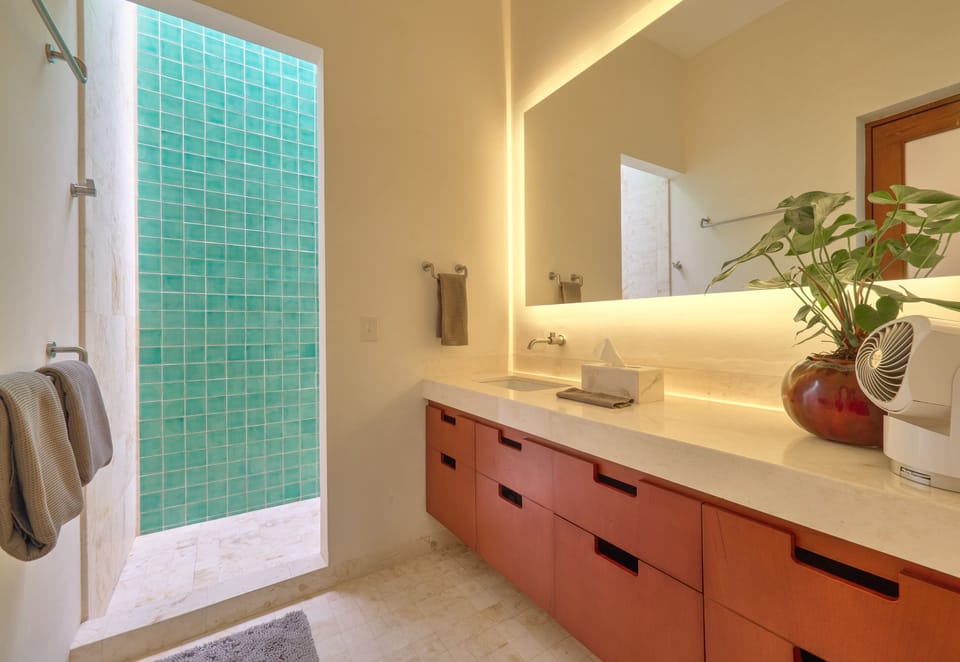 Deluxe Room (4), 1 King Bed | Bathroom | Shower, hair dryer, bidet, towels