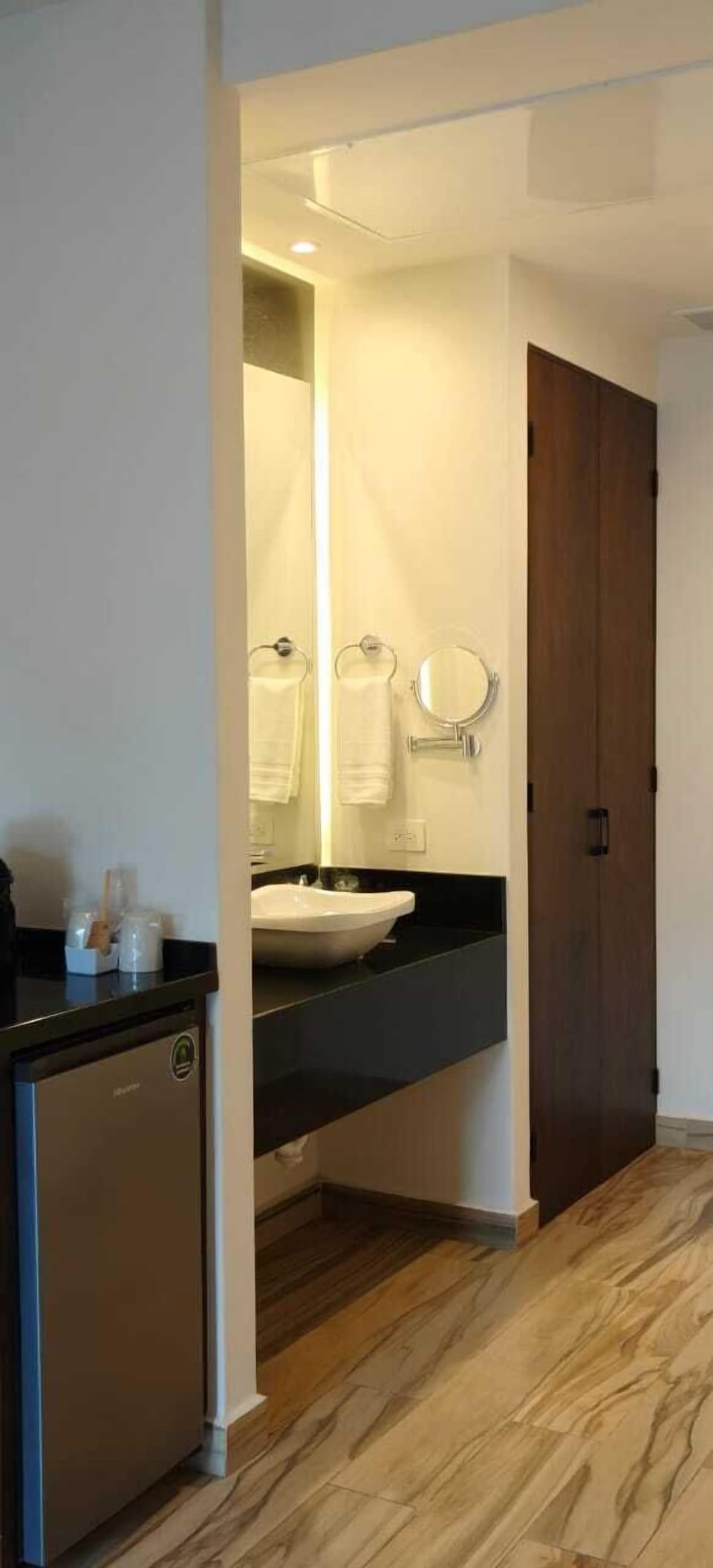 Basic Room | Bathroom | Free toiletries, hair dryer