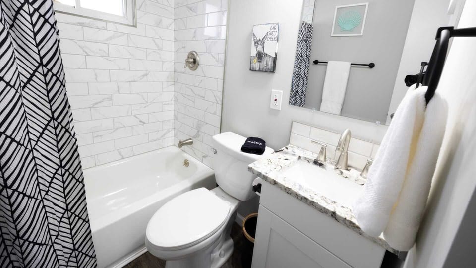 The painting on the bathroom wall adds a touch of charm and personality, sure to brighten your day. Its vibrant colors and thoughtful design create a welcoming atmosphere, turning your bathroom experience into a small moment of joy.