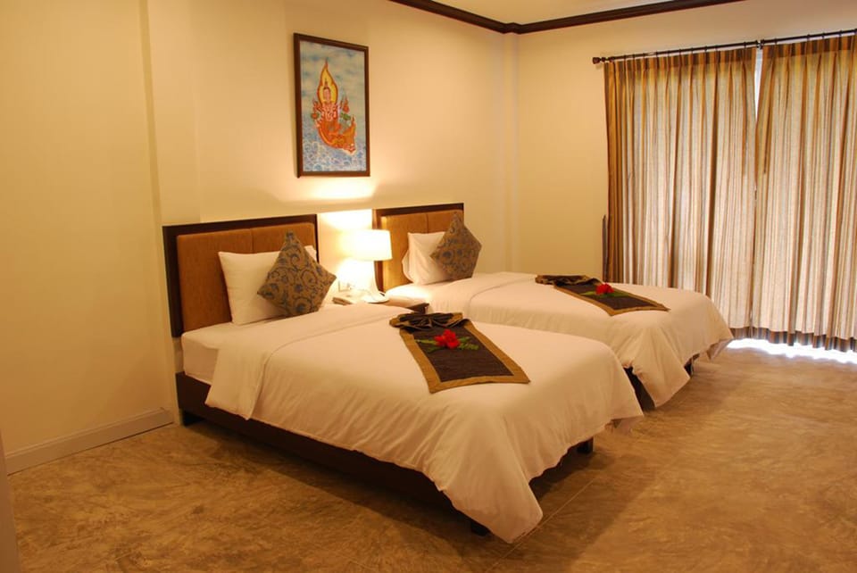 Deluxe Double or Twin Room, 1 Bedroom | Minibar, in-room safe, desk, free WiFi