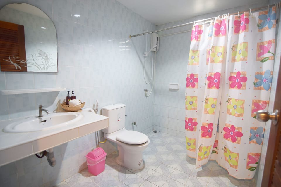 Family Bungalow | Bathroom | Shower, free toiletries, towels