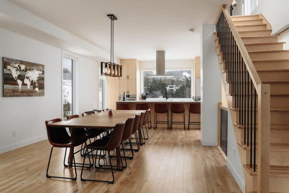 Open kitchen and dining area with mountain views, a bright space for your meals.