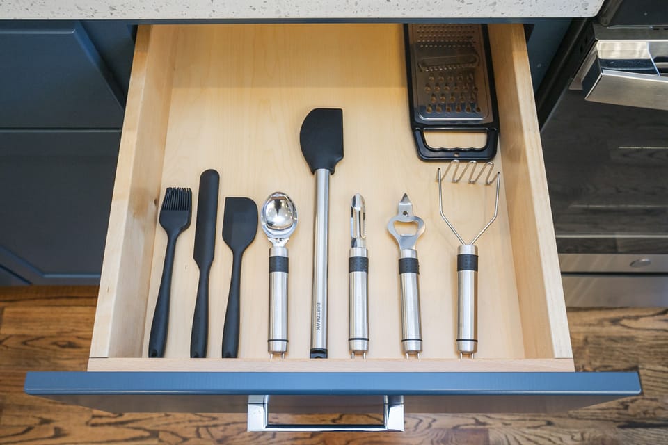 Fully Stocked Kitchen for enjoying a meal in!