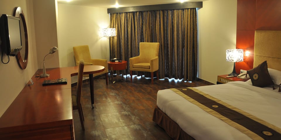 1 bedroom, Egyptian cotton sheets, premium bedding, down comforters