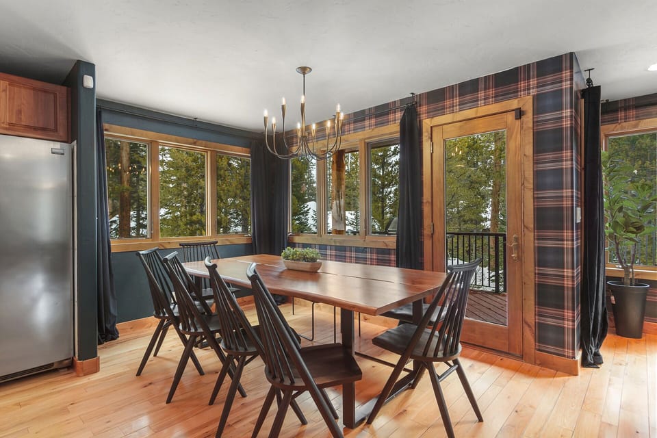 Live-Edge Dining — Gather around a stunning live-edge table for meals or games, with easy flow to the wraparound deck and breathtaking views. 🍽🏔