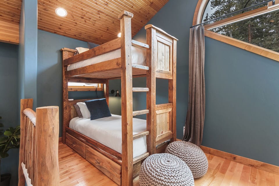 Versatile Flex Space — A fun, relaxed space perfect for kids or singles—extra room to spread out, play, and unwind. 🧸✨