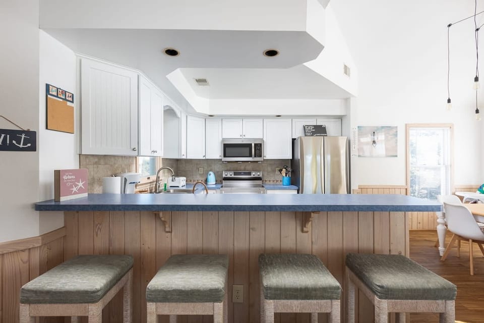 Stocked kitchen with breakfast bar (seats 4)