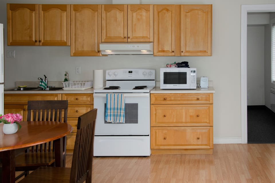 Basic Suite | Private kitchen | Full-size fridge, microwave, oven, stovetop