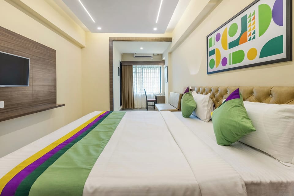 Deluxe Room | In-room safe, desk, iron/ironing board, rollaway beds