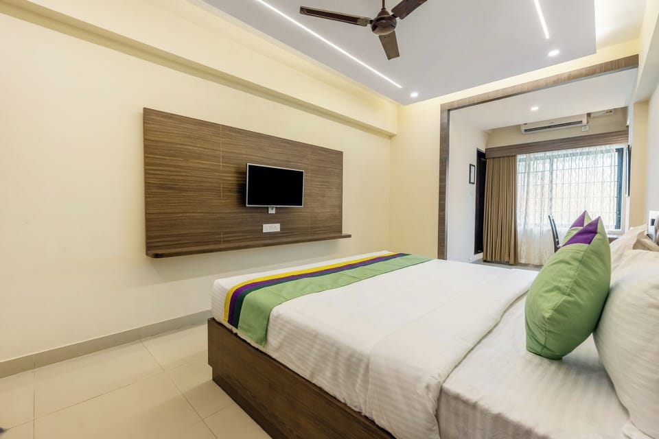 Deluxe Room | In-room safe, desk, iron/ironing board, rollaway beds