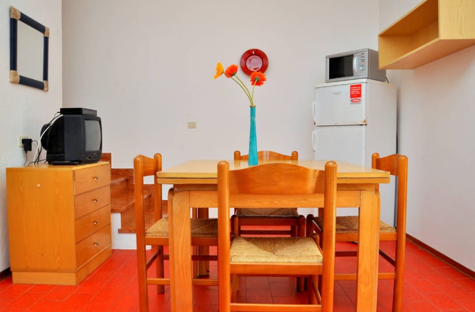 Apartment, 2 Bedrooms, Balcony, Garden View | Dining room