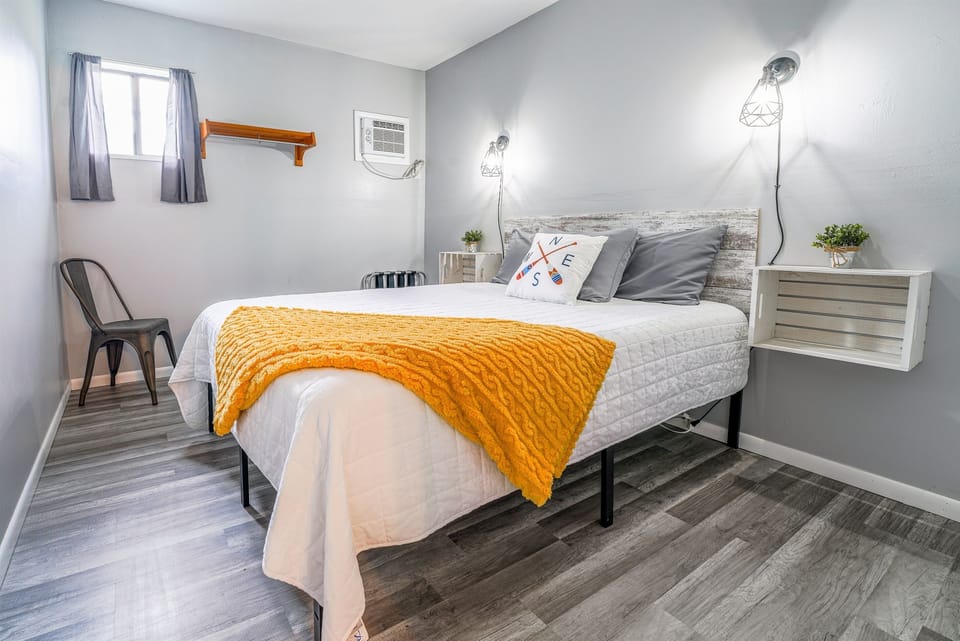 Bedroom 2 - Queen Bed