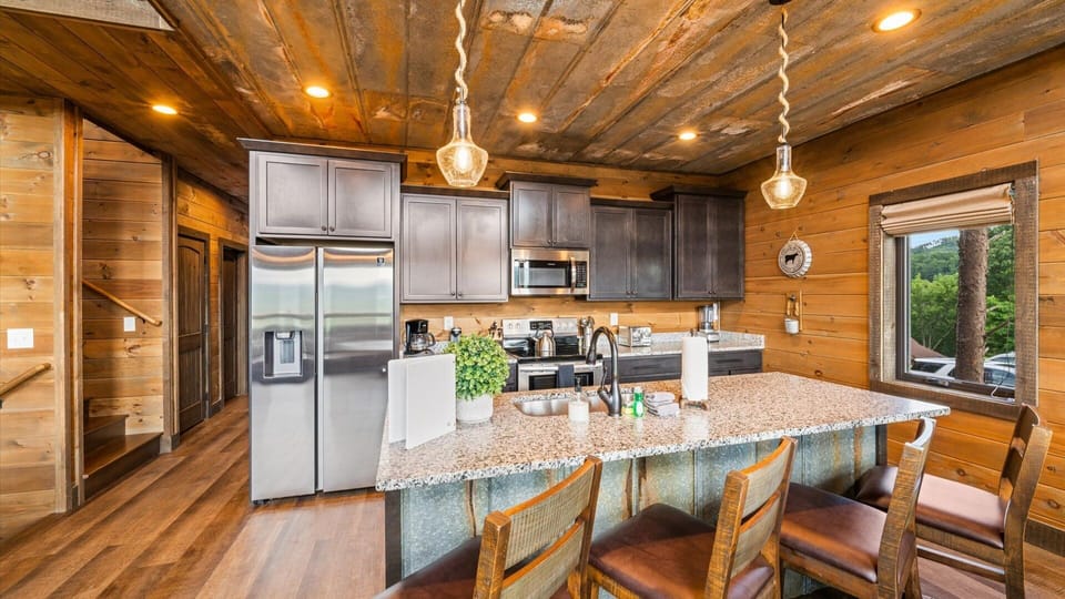 Fully equipped kitchen w/ bar seating