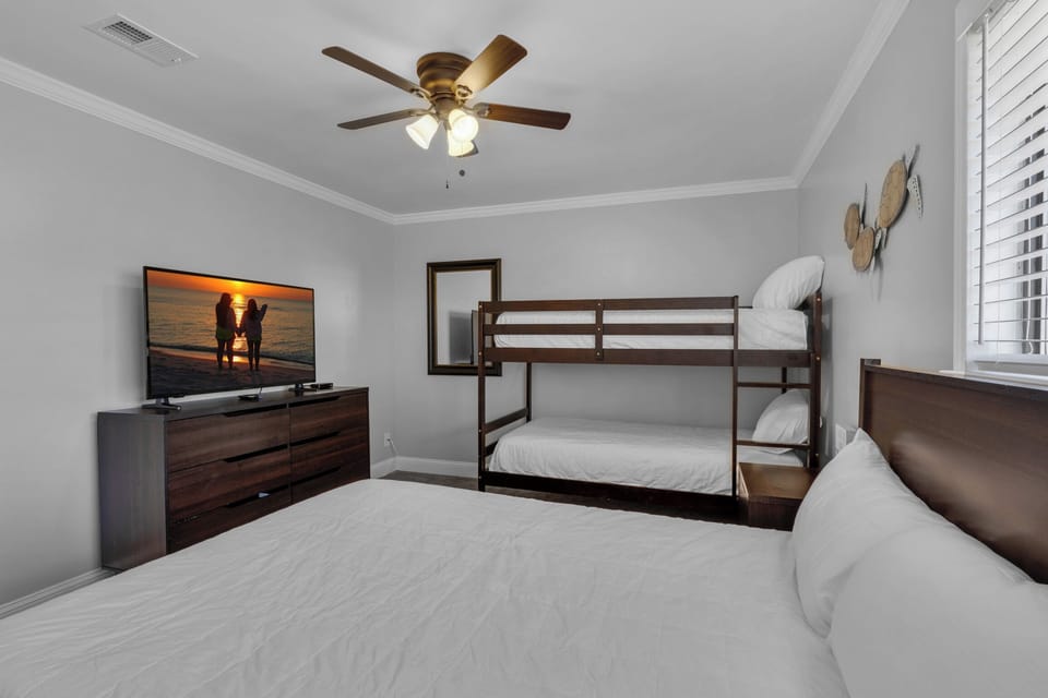 Bunk room with 3 beds