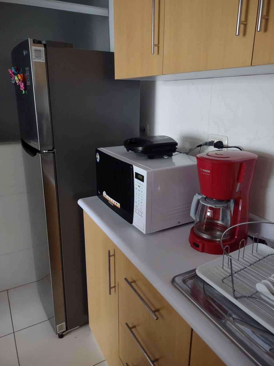 Microwave oven, Coffe maker, Sandwich maker.
