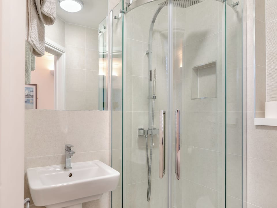 En-suite | 5 Vista Apartments, Goodrington, near Paignton