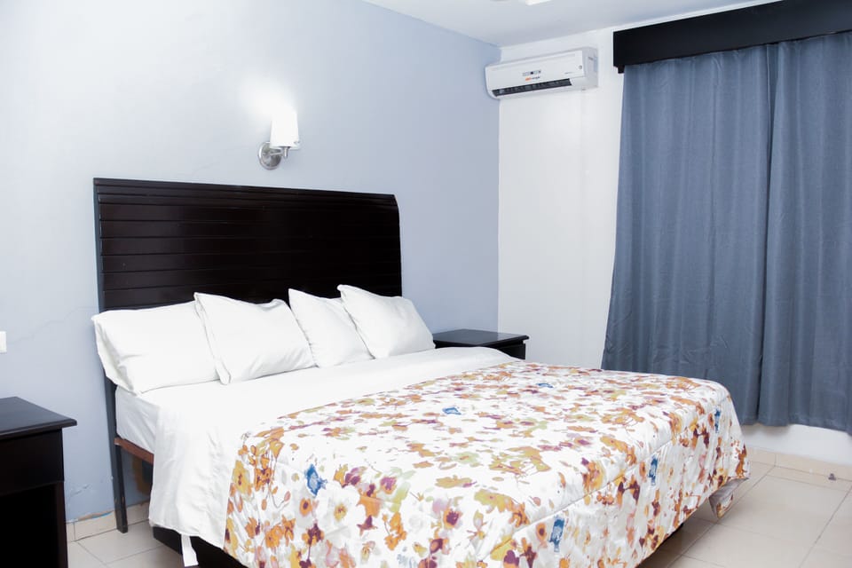 Executive Room, 1 King Bed | Desk, iron/ironing board, free WiFi, bed sheets