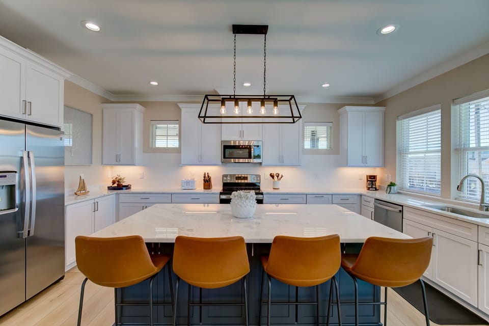 Fully stocked kitchen with all you cooking essentials