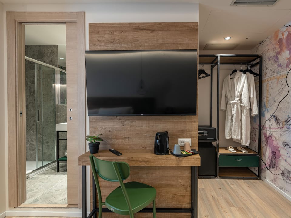 Junior Studio Suite | Desk, soundproofing, WiFi (free), bed sheets