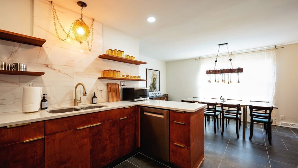 💡Vintage swag lighting throughout the home. Marble backsplash fills the space