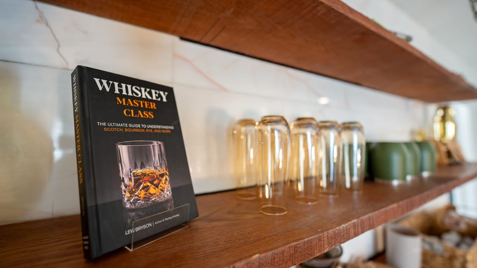 🍹Cocktail and mocktail books supplied throughout the home to enjoy!🍸