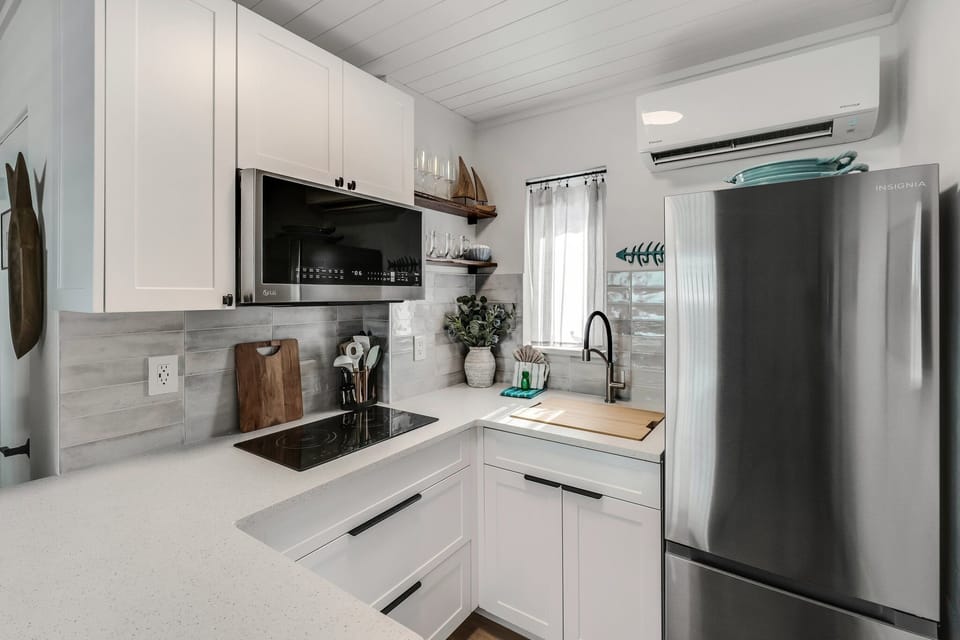 Fully equipped kitchen with breakfast bar for 2